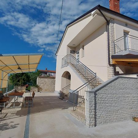 Family Apartment Cathy Galižana Exterior foto